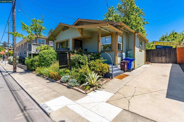 3018 Courtland Ave, Oakland CA: https://media.crmls.org/mediaz/73453572-e142-4140-8358-df1a9018fa00.jpg