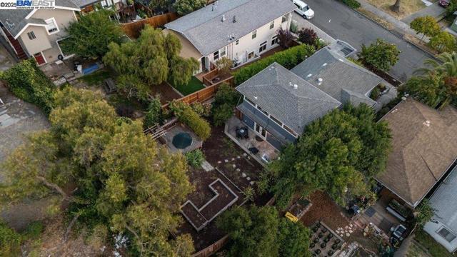 4418 Virginia Ave, Oakland CA: https://media.crmls.org/mediaz/73454276-1c6a-4172-8405-c3096486898b.jpg