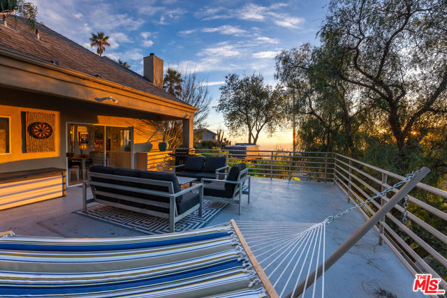 4350 Hillview Drive, Malibu CA: https://media.crmls.org/mediaz/734647eb-78ec-4844-a5ef-73ebc57b501c.jpg