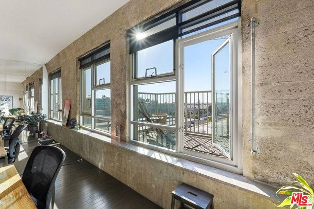 530 S Hewitt Street, Los Angeles CA: https://media.crmls.org/mediaz/7347228b-e9d9-457f-9fb1-28ed72e7f41e.jpg