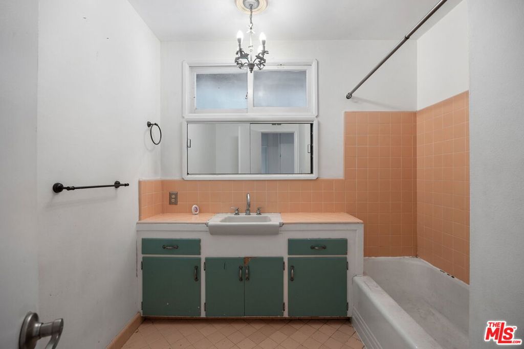 https://media.crmls.org/mediaz/73472769-8fe5-4d28-ad89-b090eb2e90cc.jpg?preset=X-Large