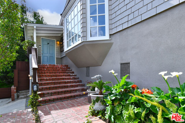 15200 Del Gado Drive, Sherman Oaks CA: https://media.crmls.org/mediaz/73479ca5-b080-4e29-9eda-c898c4ba0e7f.jpg
