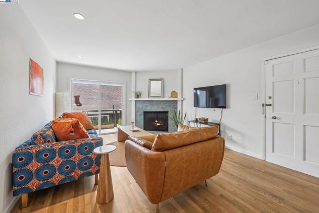 1233 Broadway, Alameda CA: https://media.crmls.org/mediaz/73493eaa-4d2a-48b5-8576-045b5bcc1be7.jpg