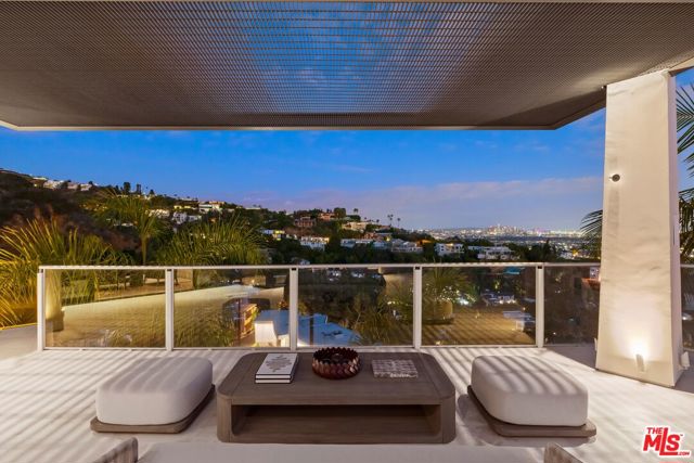 9405 Sierra Mar Place, Los Angeles CA: https://media.crmls.org/mediaz/73494e00-8335-48e4-8fea-9600ea5a9103.jpg