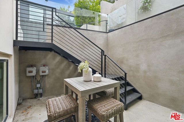 913 913 1/2 N Beverly Glen Boulevard, Bel Air CA: https://media.crmls.org/mediaz/73496384-0853-4aa8-ae70-7a75036e15d6.jpg