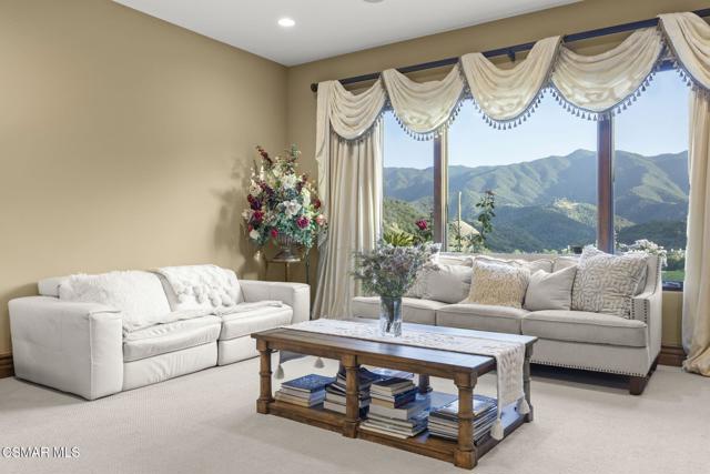 82 Queens Garden Drive, Thousand Oaks CA: https://media.crmls.org/mediaz/734af1ca-c65a-44e1-8c72-6ea09e6c596e.jpg