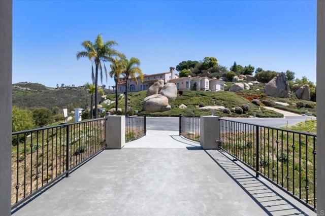 9607 Misty Meadow Lane, Escondido CA: https://media.crmls.org/mediaz/734be31e-904e-4fc8-bf02-b9ef895fa82b.jpg