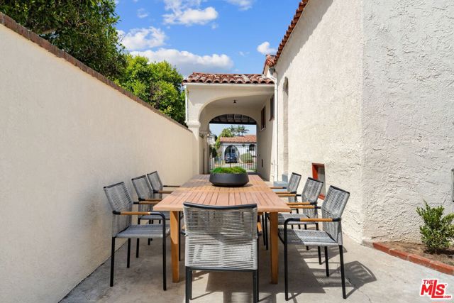 822 Pine Street, Santa Monica CA: https://media.crmls.org/mediaz/734bfcf2-7a6a-43dc-998a-7823b144dfd1.jpg
