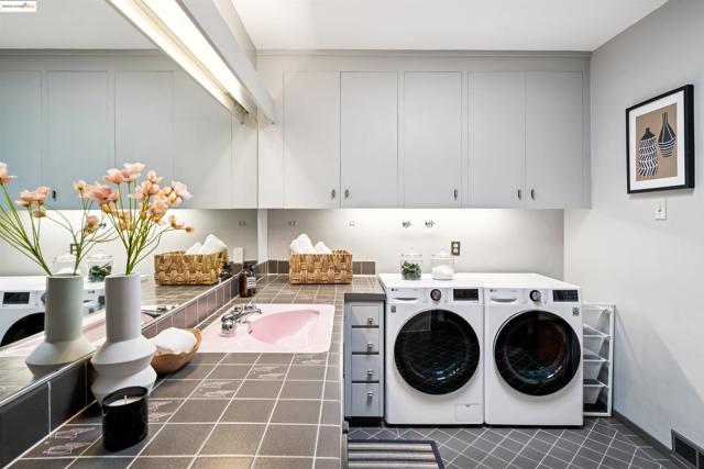 2760 Park Blvd, Oakland CA: https://media.crmls.org/mediaz/734c2bb4-e755-4464-b048-c8c0d5529d21.jpg