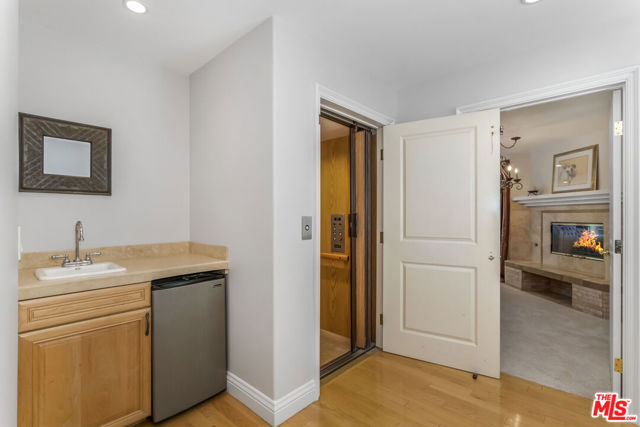 3943 Avenida Del Sol, Studio City CA: https://media.crmls.org/mediaz/734c7206-0848-4ea3-ad1d-bb81e15fee72.jpg