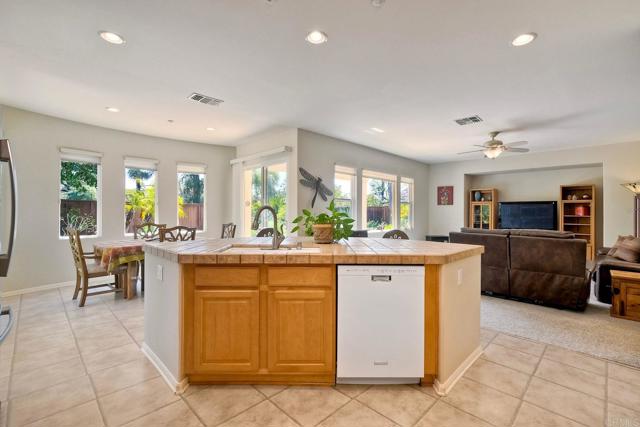 Detail Gallery Image 12 of 44 For 1752 Russet Leaf Ct, El Cajon,  CA 92019 - 5 Beds | 3 Baths