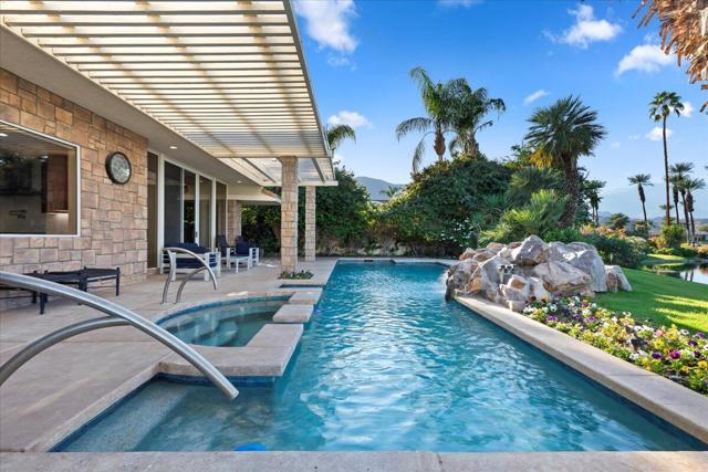 2 Deerfield Court, Rancho Mirage CA: https://media.crmls.org/mediaz/734e2ff4-5748-401f-b96e-1247da7a2be6.jpg