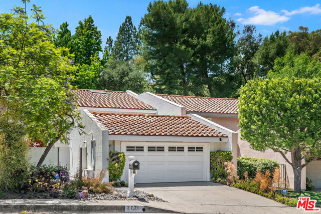 2771 Claray Drive, Los Angeles CA: https://media.crmls.org/mediaz/734e4d94-aa37-45c2-a231-0c36817907e9.jpg