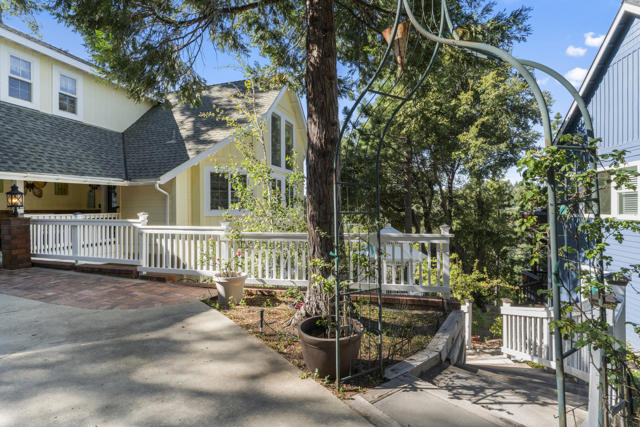 692 Zurich Drive, Lake Arrowhead, CA 92352
