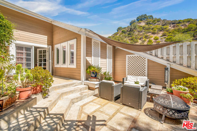 1647 N Beverly Glen Boulevard, Los Angeles CA: https://media.crmls.org/mediaz/7350886e-dd0c-482c-a2df-a0e50a82b1b5.jpg