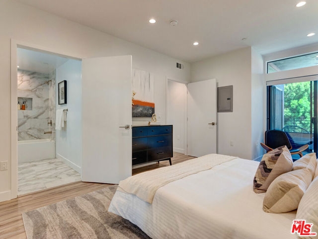 338 N Mariposa Avenue, Los Angeles CA: https://media.crmls.org/mediaz/7351cea1-06e4-4814-a9e6-460f9de268e9.jpg
