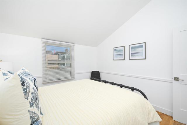 206 E E Oceanfront, Newport Beach CA: https://media.crmls.org/mediaz/735232e8-8d44-4e39-baec-c37cbb59157e.jpg