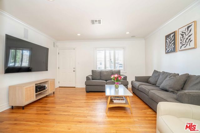 17507 Emelita Street photo 4