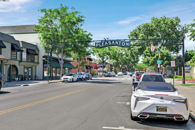 2207 Segundo Ct, Pleasanton CA: https://media.crmls.org/mediaz/7353ceea-ad0c-4f0d-9504-6a18ff1b1504.jpg