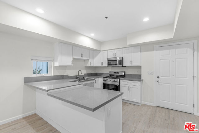 1409 N Hobart Boulevard, Los Angeles CA: https://media.crmls.org/mediaz/7354b13a-4af8-4f8f-8197-31e5eb42fc30.jpg