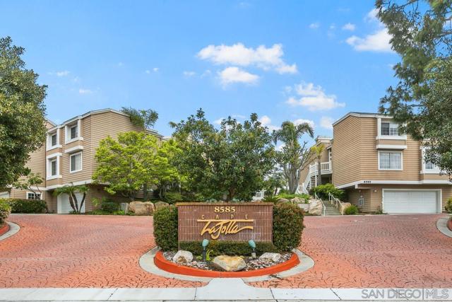 8585 Via Mallorca, La Jolla CA: https://media.crmls.org/mediaz/73553e3f-04bf-45f8-a93a-def429746402.jpg