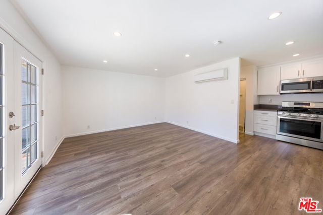 4503 Vesper, Sherman Oaks CA: https://media.crmls.org/mediaz/735578a3-8d43-4991-9703-34d5b7584b27.jpg