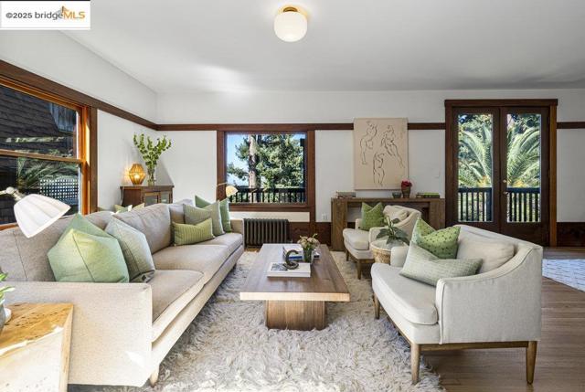 1398 Scenic Ave, Berkeley CA: https://media.crmls.org/mediaz/7356322c-bb2a-498a-9e68-78f7d037ab19.jpg