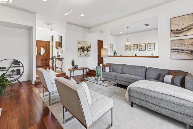 4963 Stoneridge Ct, Oakland CA: https://media.crmls.org/mediaz/73566d7a-9a93-4b07-bef2-3af485fd82c0.jpg