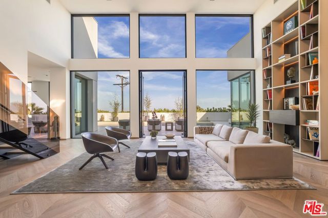 9405 Sierra Mar Place, Los Angeles CA: https://media.crmls.org/mediaz/7357a711-129a-43ea-be4a-961648bd6765.jpg