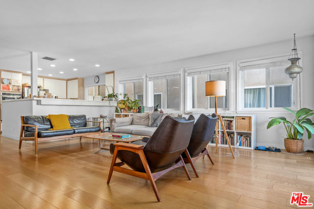 20 Quarterdeck Street, Marina del Rey CA: https://media.crmls.org/mediaz/7358971d-7d46-44c6-803c-d69a1b478f34.jpg