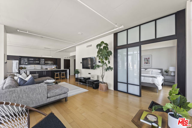 1100 S Hope Street, Los Angeles CA: https://media.crmls.org/mediaz/735b3d1c-51f7-4f5b-83d8-f92f9aab86cb.jpg