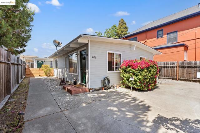1611 Julia St, Berkeley CA: https://media.crmls.org/mediaz/735bd6d5-90b5-4211-ac7c-5f61f8f2e9ad.jpg