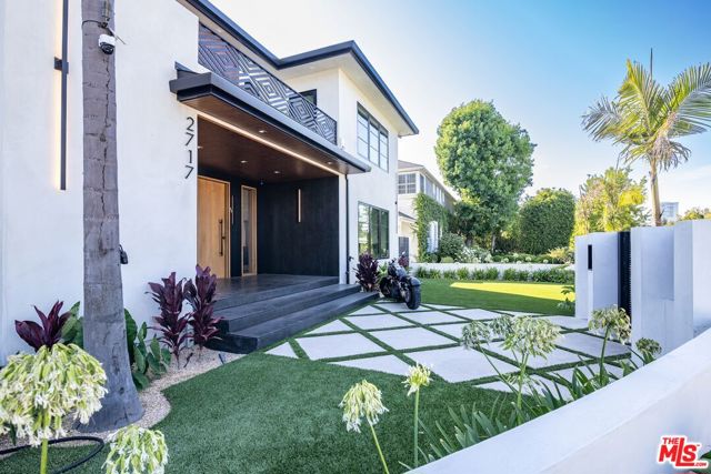 2717 Motor Avenue, Los Angeles CA: https://media.crmls.org/mediaz/735bff17-3240-4434-bf15-1340955d0902.jpg