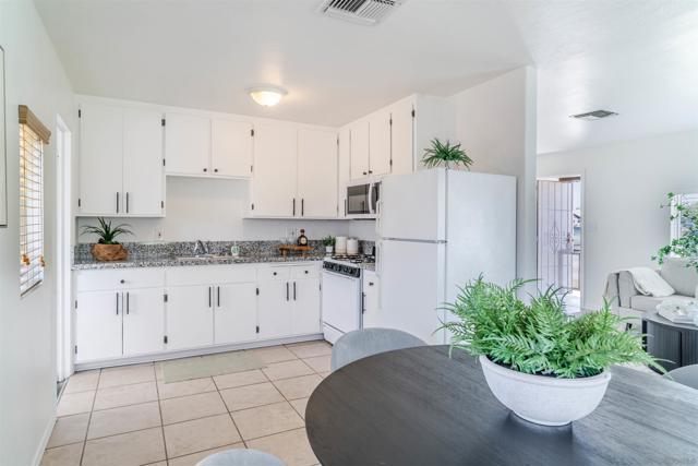 260 E St, Chula Vista CA: https://media.crmls.org/mediaz/735d6fb8-c220-4246-92cd-95634c97c2f3.jpg
