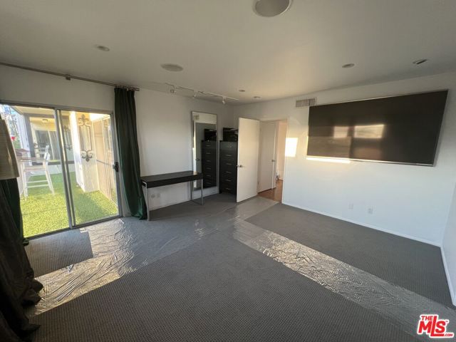 949 N Kings Road, West Hollywood CA: https://media.crmls.org/mediaz/735d763d-272f-4652-8588-1570165439fe.jpg