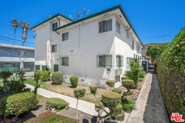 3950 Hillcrest Drive, Los Angeles CA: https://media.crmls.org/mediaz/735daf15-7620-470f-8e0c-b0f9f7db5e64.jpg