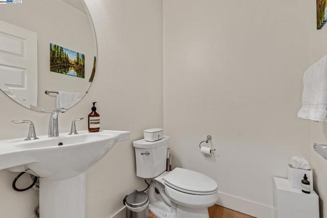 2683 5Th St, Alameda CA: https://media.crmls.org/mediaz/735dec84-a440-4611-bd51-edecfc2407e1.jpg