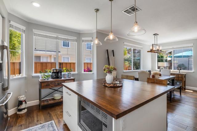 410 Krystallos Lane, Redwood City CA: https://media.crmls.org/mediaz/735e135d-129c-4e66-a6fb-33df1a47feeb.jpg