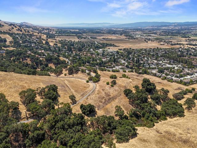 17101 Kruse Ranch Lane, Morgan Hill CA: https://media.crmls.org/mediaz/735e2db8-d6e5-4886-84f8-6ecaeb7d4936.jpg