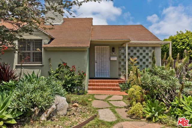 3238 Corinth Avenue, Los Angeles CA: https://media.crmls.org/mediaz/735e469e-85de-4310-87a6-467e470a6b46.jpg