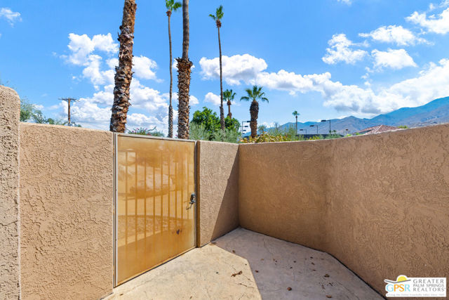 2910 Cervantes Court, Palm Springs CA: https://media.crmls.org/mediaz/735e6d80-29a2-4d5b-9fe0-345c15b3043c.jpg