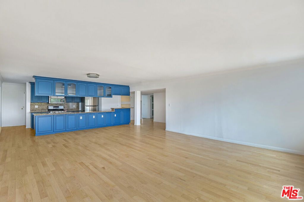 440 S Roxbury Drive #302