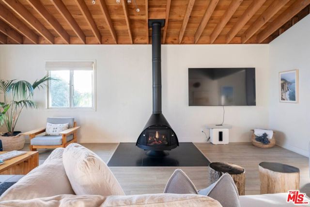 21555 Pacific Coast Highway, Malibu CA: https://media.crmls.org/mediaz/735fe629-4cd8-4032-ada8-06e0bcf862be.jpg