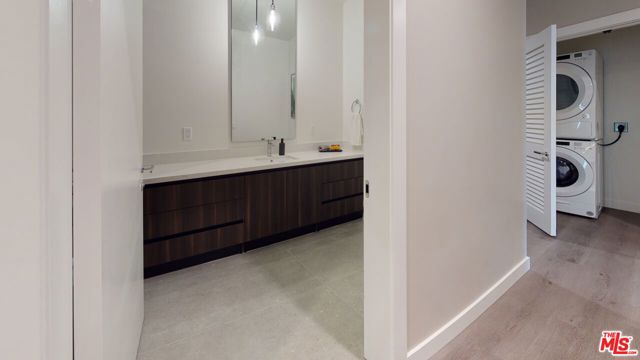 520 N Central Avenue, Glendale CA: https://media.crmls.org/mediaz/736011d4-110b-4a02-a3b3-d5e1f447f5fb.jpg