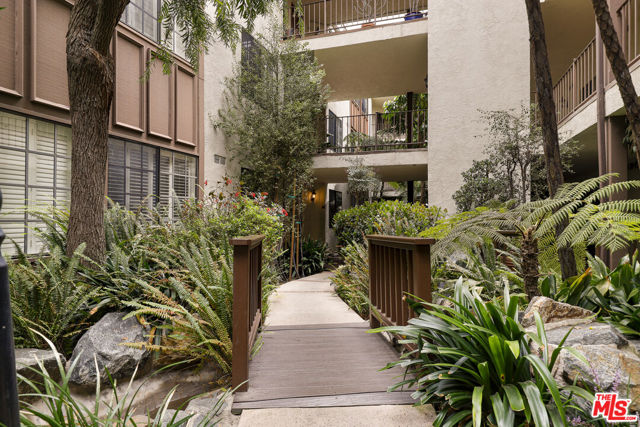 11939 Gorham Avenue, Los Angeles CA: https://media.crmls.org/mediaz/7360672a-01f1-47a8-8718-9382feea4bc9.jpg