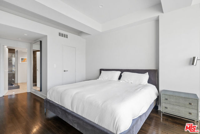 2220 Avenue Of The Stars, Los Angeles CA: https://media.crmls.org/mediaz/73617936-04b1-470e-a597-d41cb260b5f7.jpg