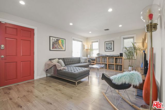 1656 S Rimpau Boulevard, Los Angeles CA: https://media.crmls.org/mediaz/736179e3-d0b1-4f99-99a4-f87284268e7d.jpg