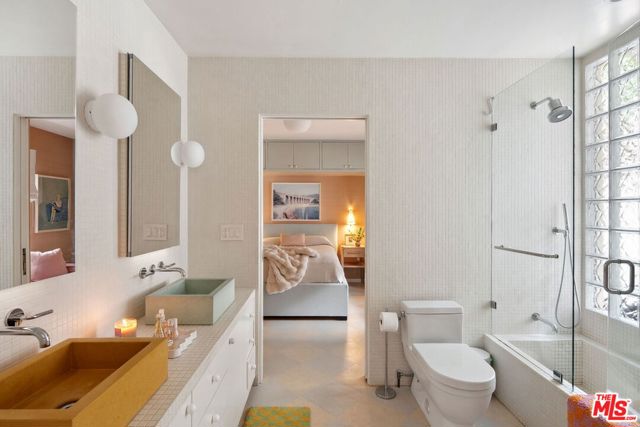 11513 Dona Cecilia Drive, Studio City CA: https://media.crmls.org/mediaz/73623384-af1d-4a31-98b9-d331a71b43db.jpg