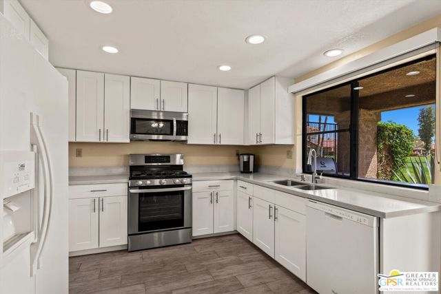 34 Camino Arroyo Place, Palm Desert CA: https://media.crmls.org/mediaz/73630d7e-d342-40a5-b335-18d1307683e7.jpg