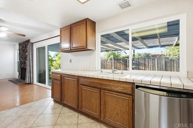 Detail Gallery Image 10 of 33 For 1237 Armstrong Cir, Escondido,  CA 92027 - 4 Beds | 2/1 Baths